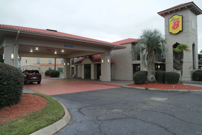 Super 8 by Wyndham Savannah - Image 1