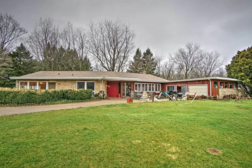 South Haven Home ~ 1 Mi to Lake Michigan! - Image 1