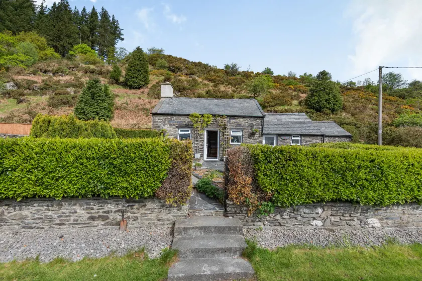Henrhiw Bach - Image 1