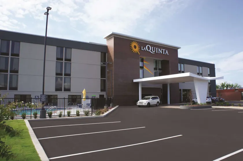 La Quinta by Wyndham Columbus MS - Image 1