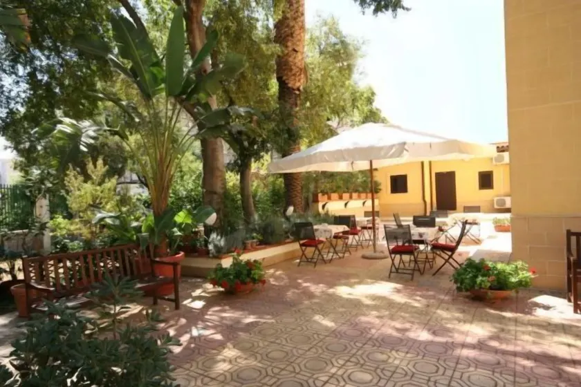 Hotel d'Orleans - Image 1