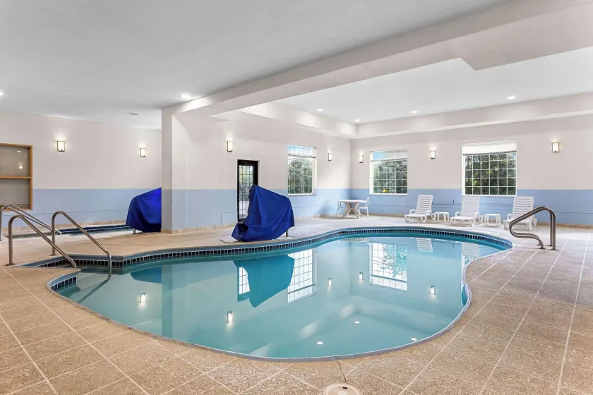 Comfort Suites Grayslake near Libertyville North - Image 1
