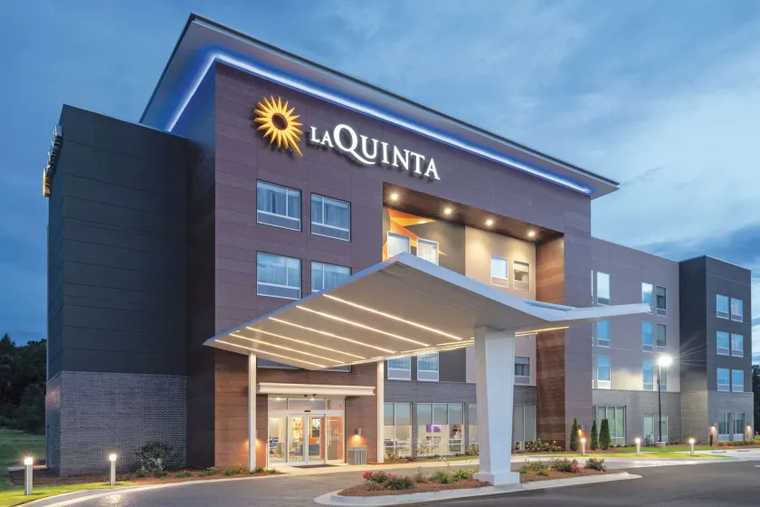 La Quinta by Wyndham Opelika Auburn - Image 1