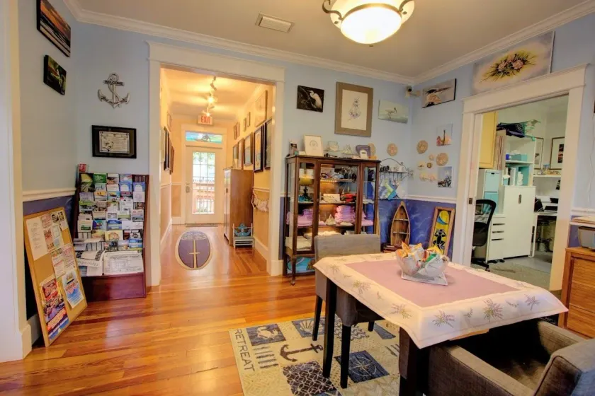 Anchor Inn NSB Bed and Breakfast - Image 1