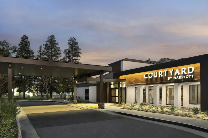 Courtyard by Marriott Bakersfield - Image 1