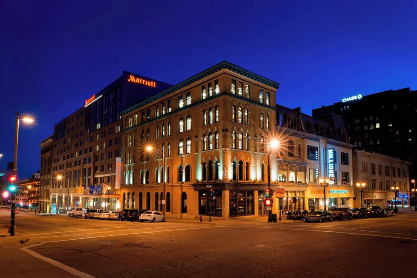 Milwaukee Marriott Downtown - Image 1