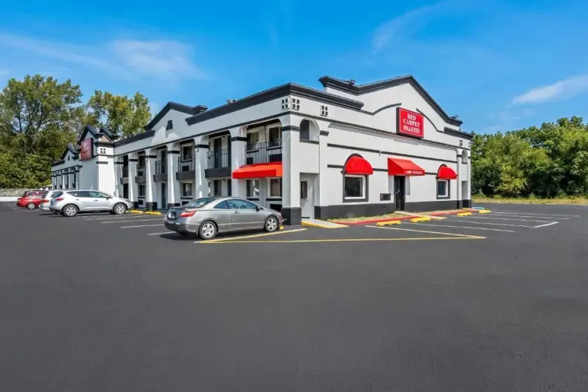 Red Carpet Inn and Suites - Image 1