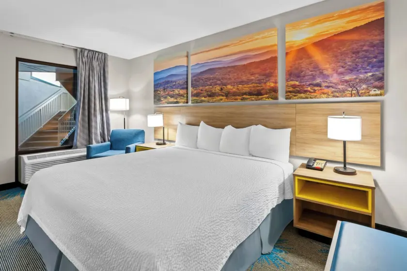 Days Inn by Wyndham Saint Pauls - Image 1