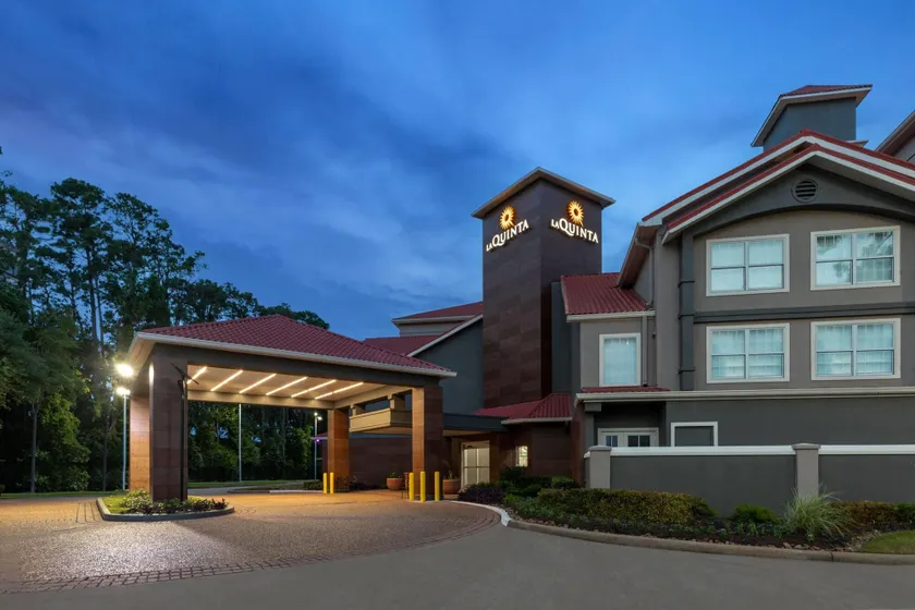 La Quinta Inn & Suites by Wyndham Houston Bush IAH South - Image 1