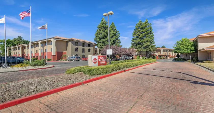 Best Western Plus Heritage Inn - Image 1