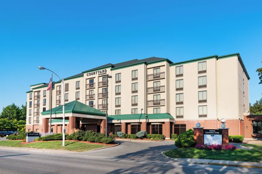 Courtyard by Marriott Bloomington - Image 1