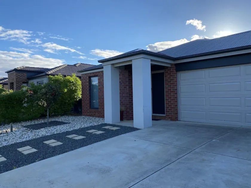 Modern 4-Bedroom Home, Near Playground, Lake Nature Trails, Minutes to Bendigo - Image 1