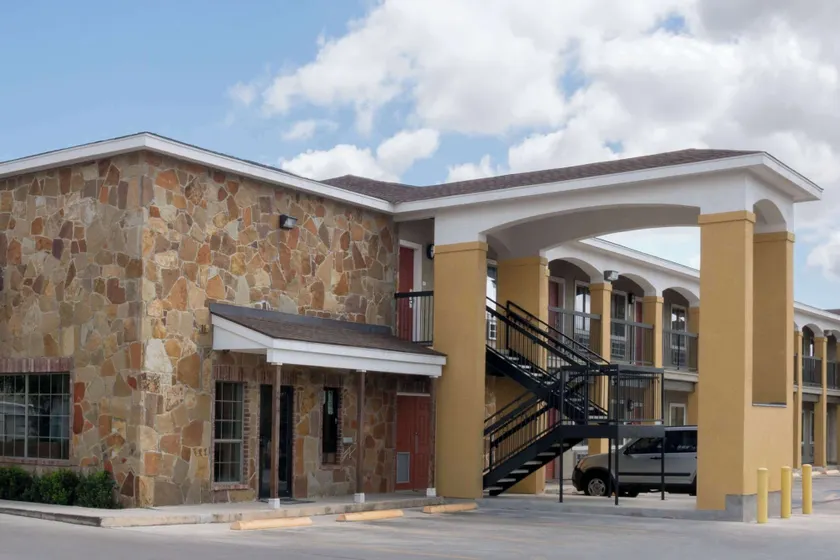Super 8 by Wyndham San Antonio Near Fort Sam Houston - Image 1