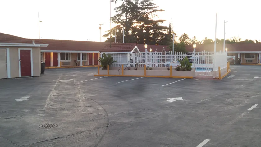 Holiday Motel Oakdale - Image 1