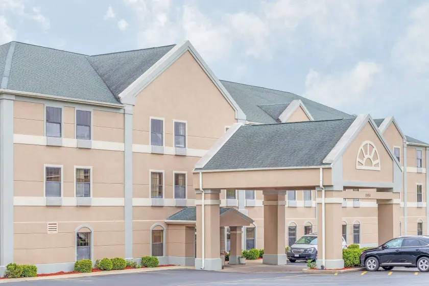 Super 8 by Wyndham Freeport - Image 1