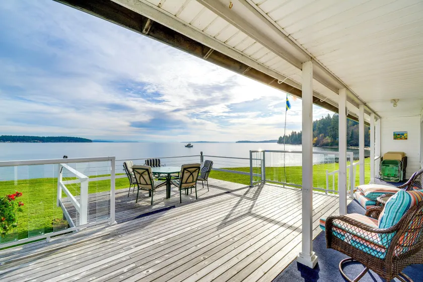 Oak Bay Beach House in Port Hadlock - Image 1