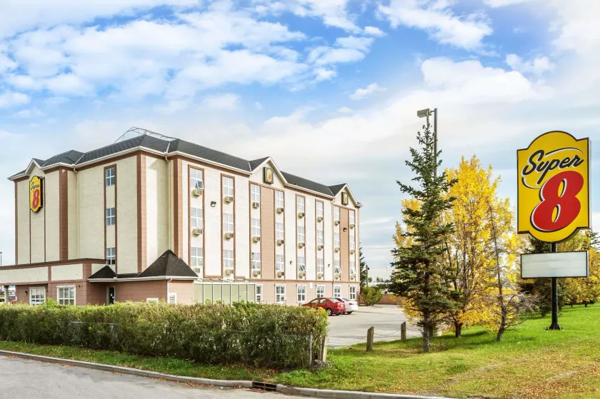 Super 8 by Wyndham Calgary/Airport - Image 1