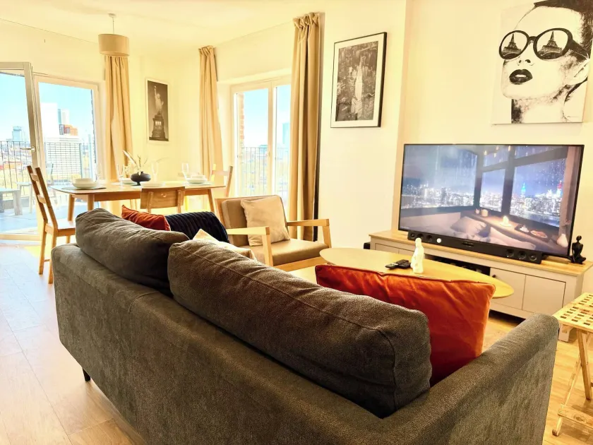 Birmingham City Centre Apartment- 2 Bathrooms & 2 Bedrooms With Balcony For Workers and Comfort seekers alike - Image 1