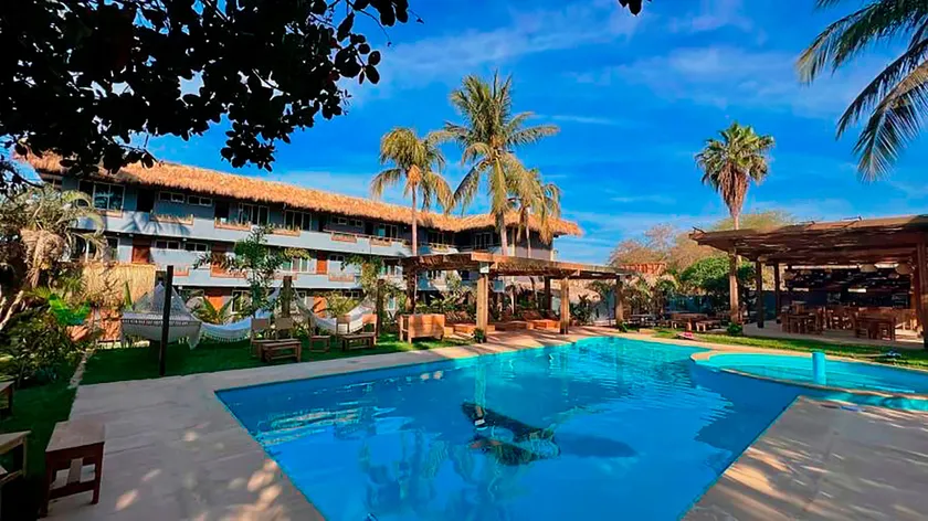 Straw Hat Surf Hostel & Bar - Image 1