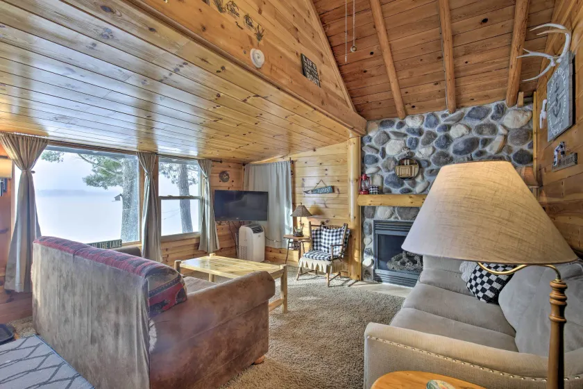 Charming Lost Lake Cabin: Fish, Boat & Hunt! - Image 1