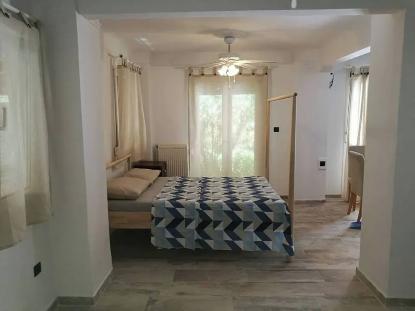 Center Apartment with Private Yard YR11 - Image 1