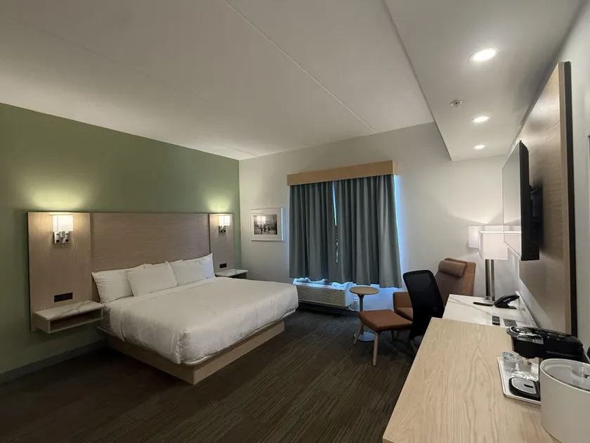 Best Western Plus Kawartha Lakes Hotel & Suites - Image 1