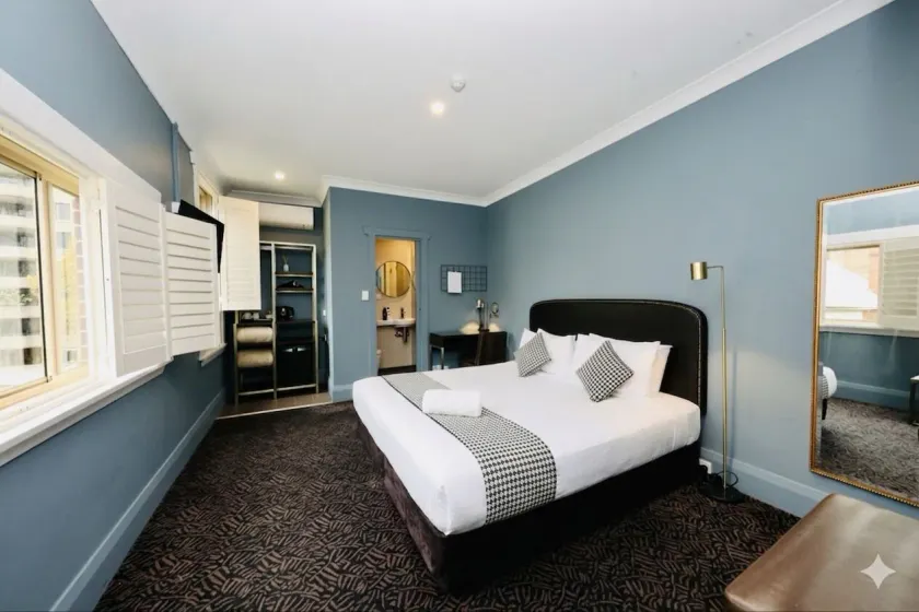 Hotel Emerald - Image 1