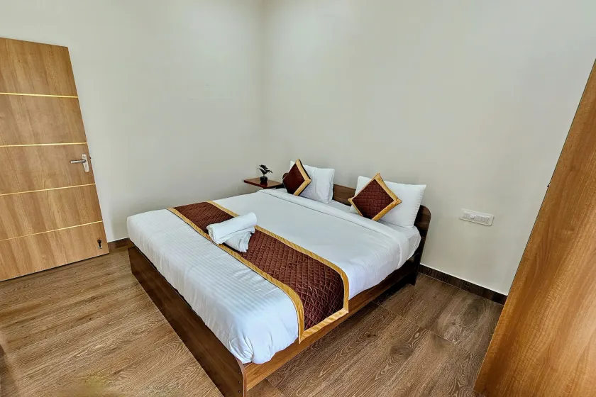 TrueLife Summit Suites - 2BHK Luxurious AC Studio Apartments - Modular Kitchen, RO water system, Microwave - Super fast WiFi, 55 Smart TV, 250 Airtel Channels - Prime Location - Nearby PS4, A2B pure veg restaurants - Parking-Top service with lots of love - Room
