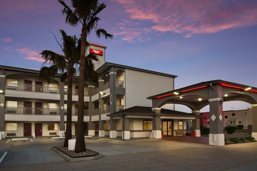 Red Roof Inn PLUS + Galveston - Beachfront - Image 1