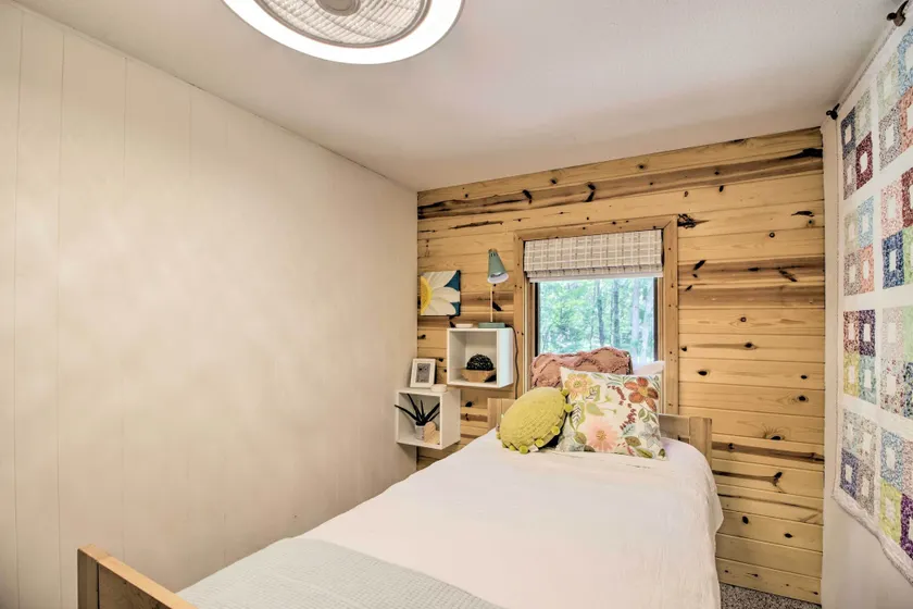 Spacious Cabin on Cross Lake: Treehouse & Sauna! - Værelse