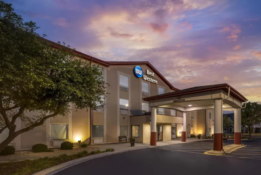 Best Western Joliet Inn & Suites - Image 1