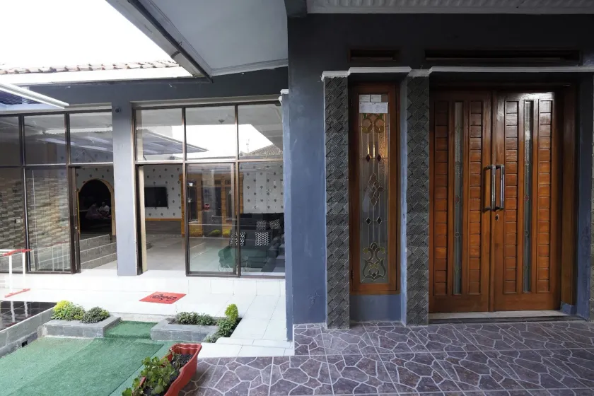 Hotel O 94911 Syariah Anggrek Guest Hous - Image 1