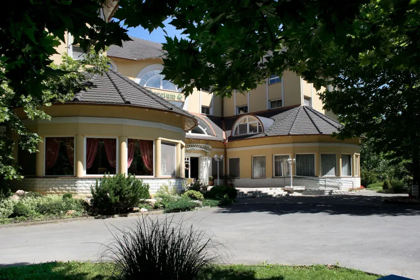 Hotel Arborétum - Image 1