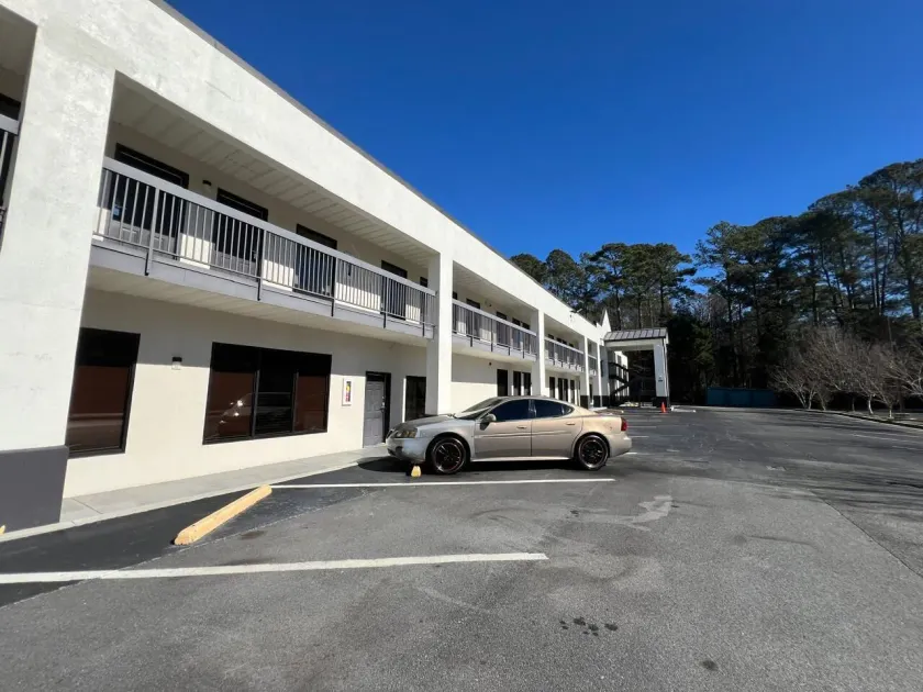 Speedway Inn & Suites - Image 1