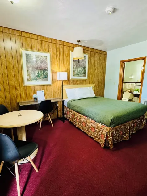 Hillcrest Motel - Image 1