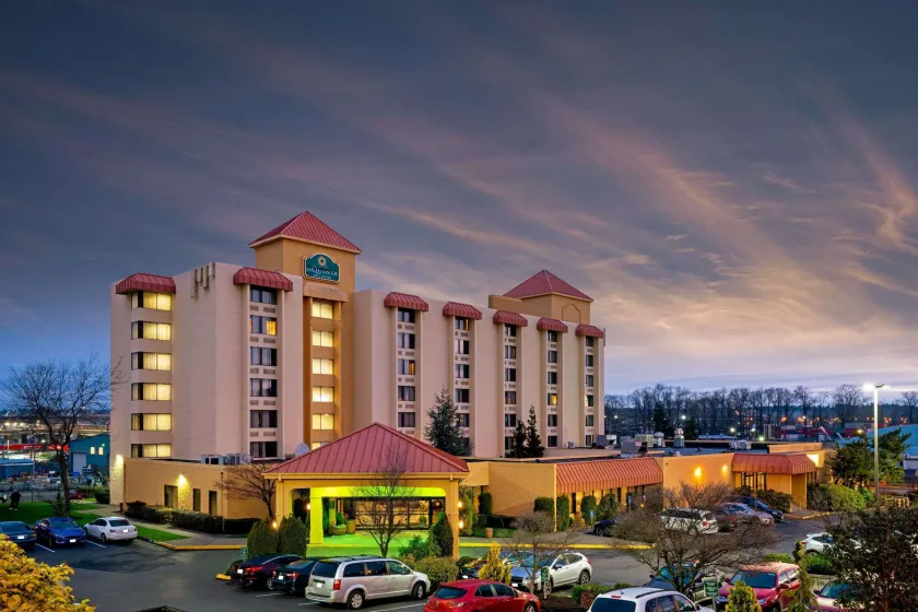La Quinta Inn & Suites by Wyndham Tacoma - Seattle - Image 1