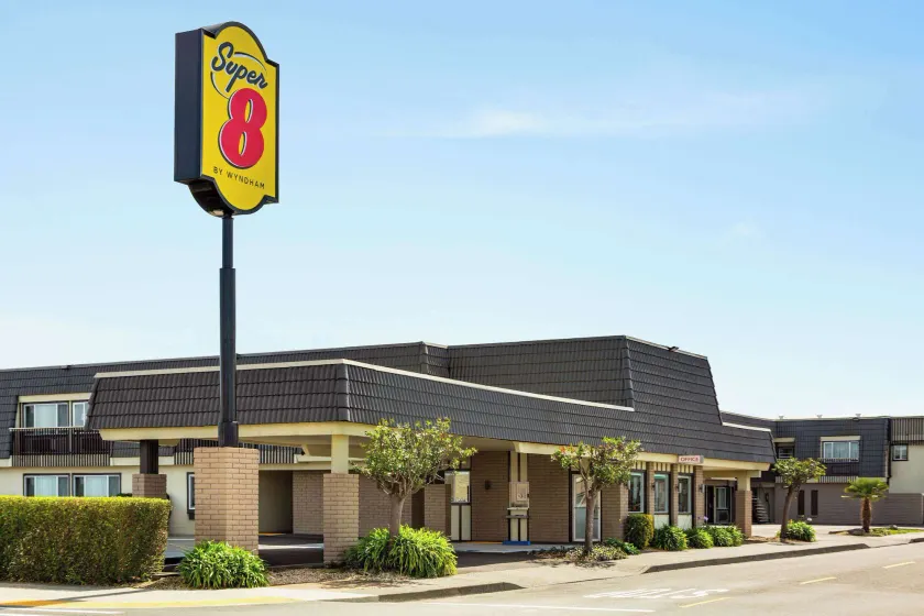 Super 8 by Wyndham Eureka - Image 1