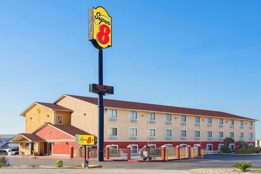Super 8 by Wyndham San Antonio/I-35 North - Image 1