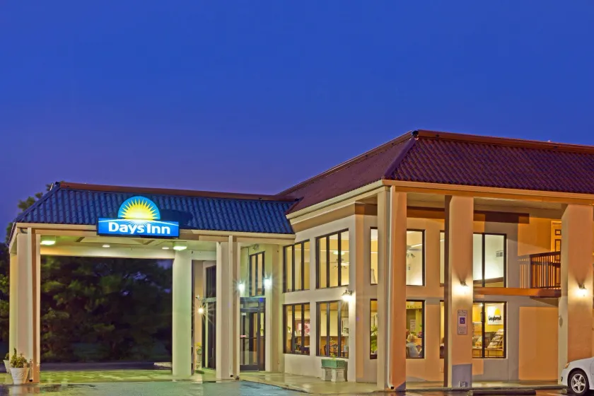Days Inn by Wyndham Clinton - Image 1