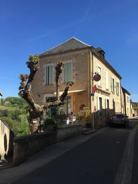 L'Escapade - Image 1