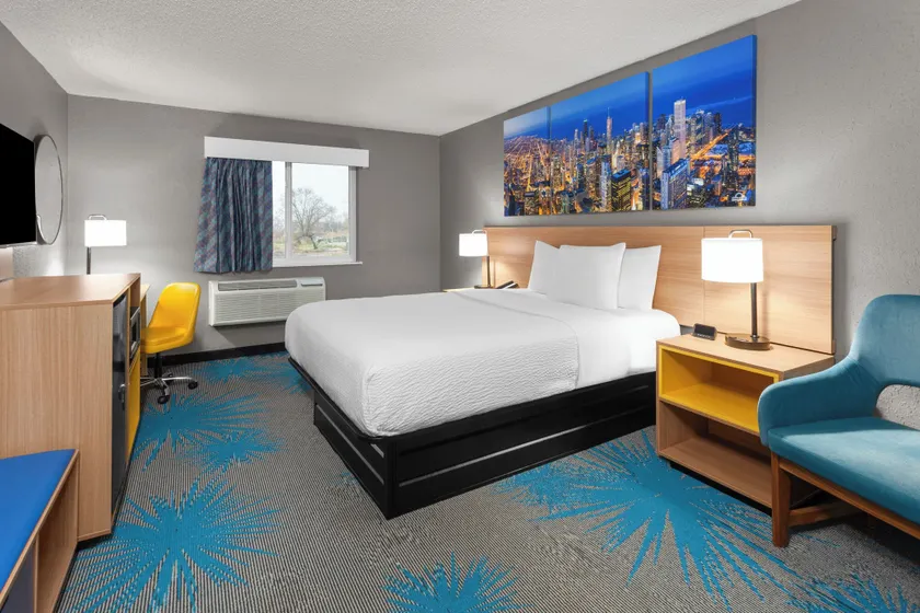 Days Inn by Wyndham Waukegan Great Lakes-Free Breakfast and Naval Base Shuttle - Image 1