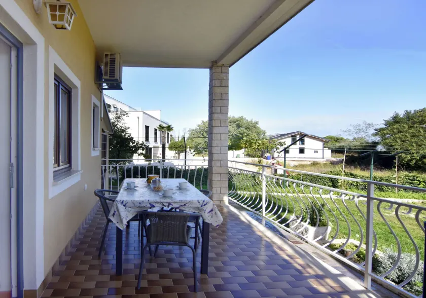 Green retreat near the coast - Image 1