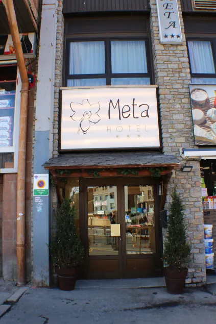 Hotel Meta - Image 1
