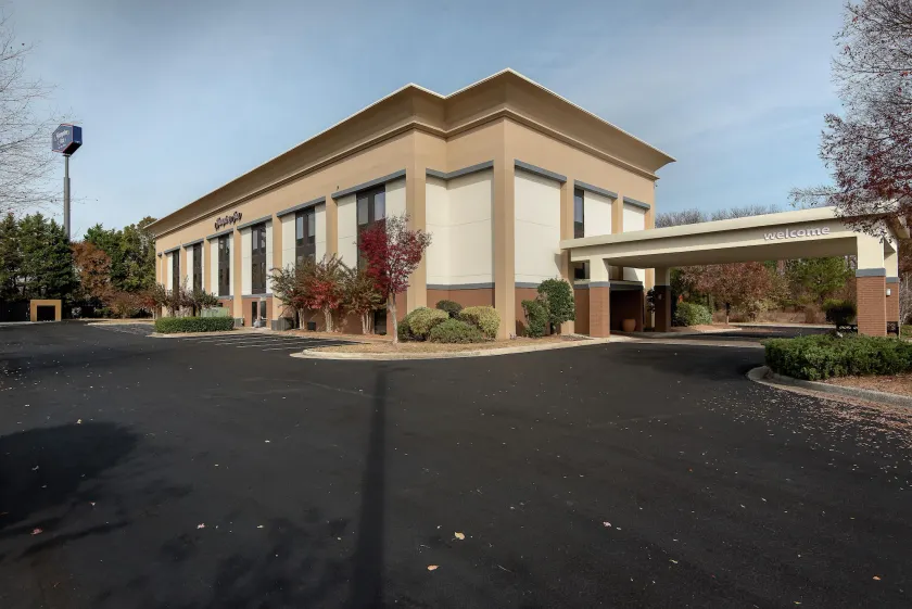 Hampton Inn Commerce - Image 1