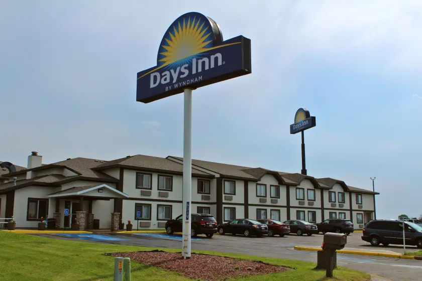 Days Inn by Wyndham West-Eau Claire - Image 1