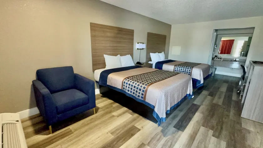 Harrisonville Inn & Suites - Image 1