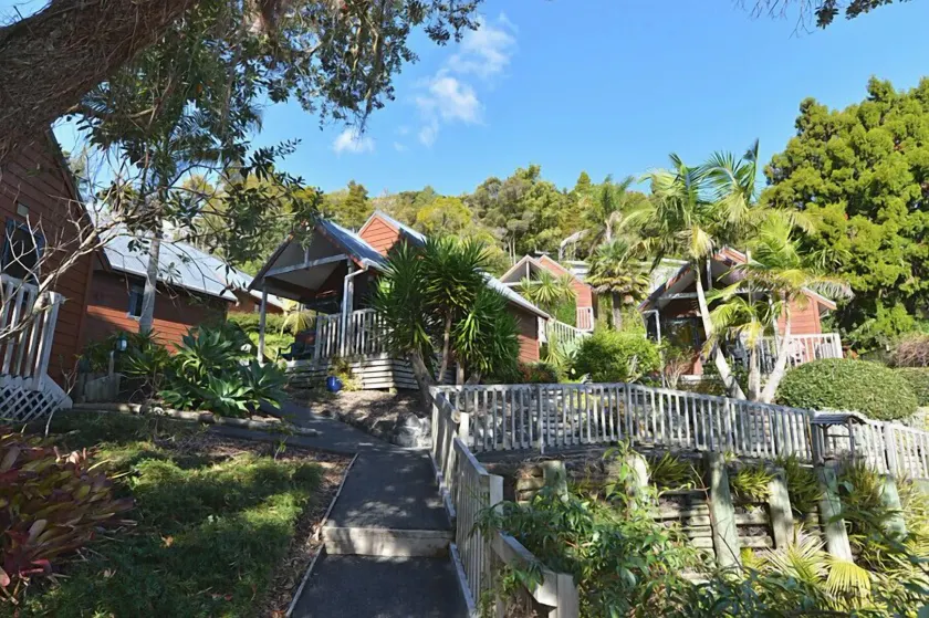 Bay Cabinz Motel - Image 1