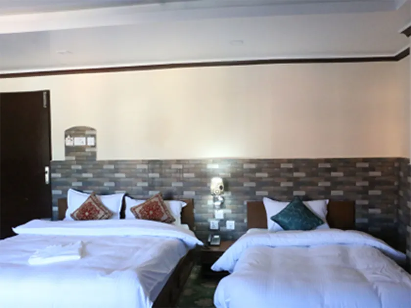 Hotel Crown - Image 1