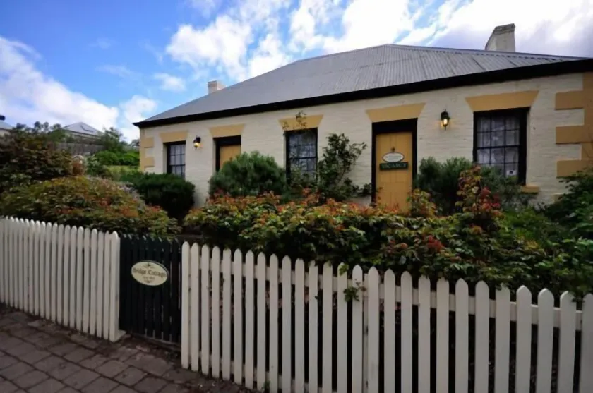 BRIDGE COTTAGES Sargeants & Armoury Cottages 1823 - HISTORY & CHARM - Image 1