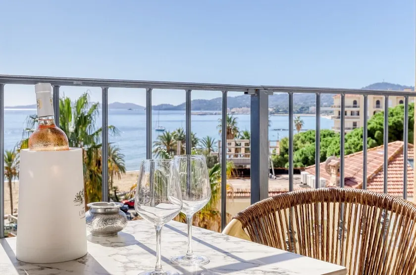 Anglade Hotel - Image 1